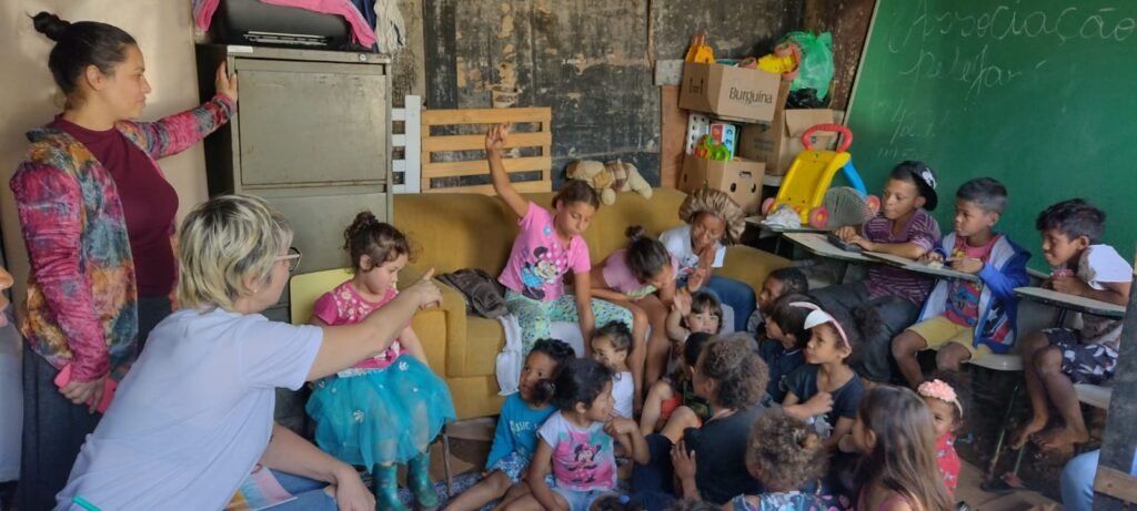 Niolanda promovendo bate-papo bem animado com as crianças da comunidade Souza Ramos