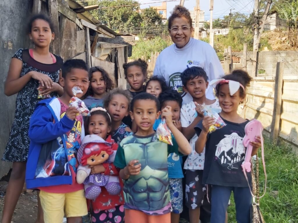 Crianças e adolescentes junto com voluntários do Instituto Brasil Mais Social