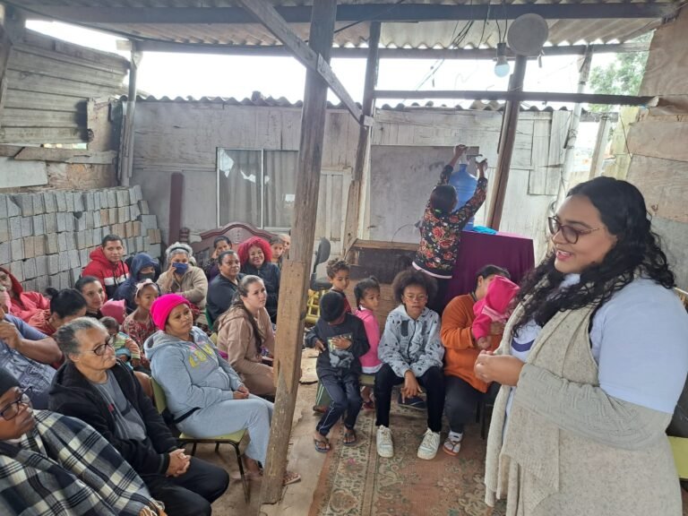 Ação Saúde na Comunidade Souza Ramos promove roda de conversa sobre alimentação saudável e entrega de cestas básicas
