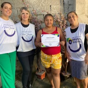 Instituto Brasil Mais Social Forma Seis Mulheres em Curso de Trancista na Associação Deus Pelejará Por Nós