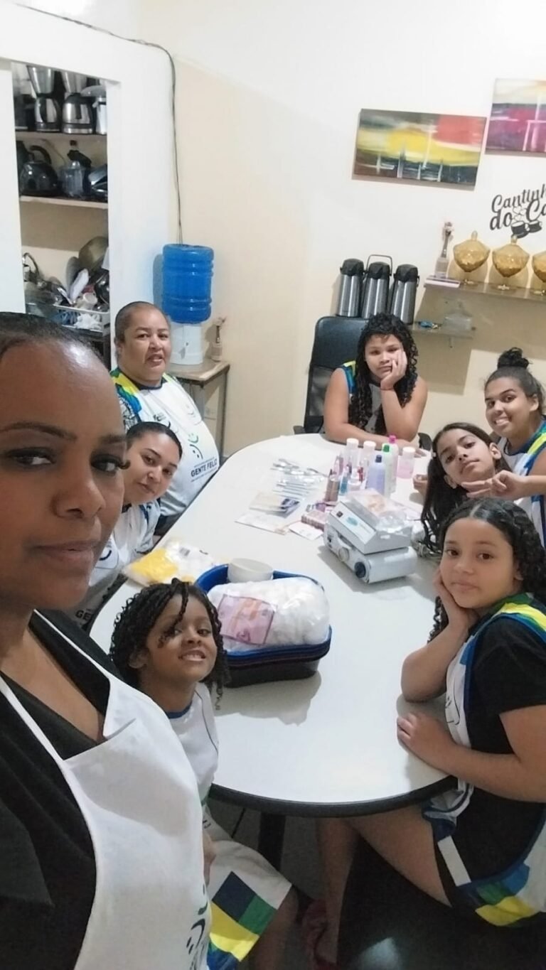 IBMS E ONG GENTE FELIZ OFERECEM CURSO E TERAPIA PARA COMUNIDADE