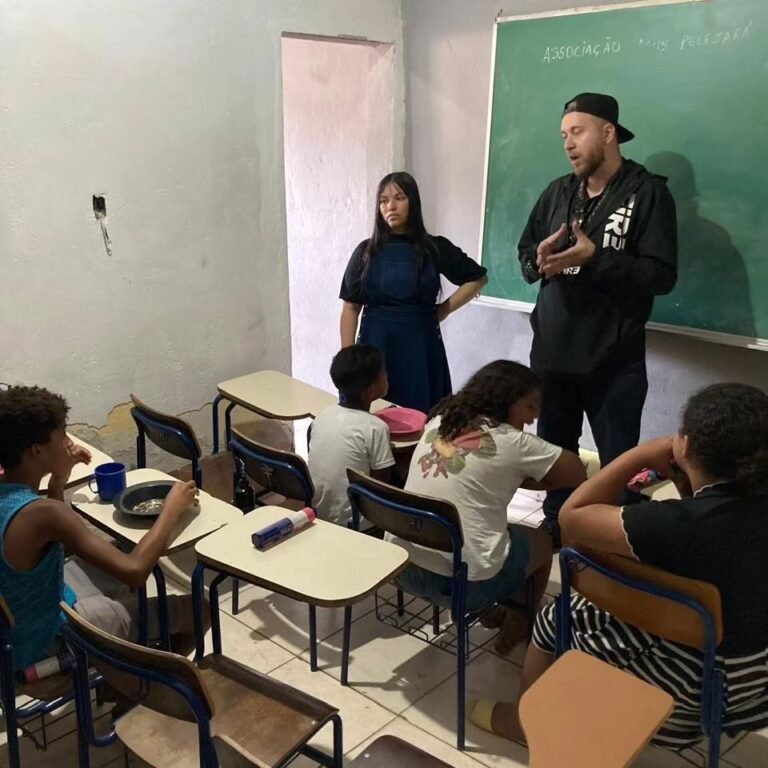 Artista Icaro Esteves Visita Alunos e Anuncia Oficina de Grafite