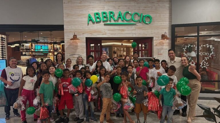 Crianças de Cidade Tiradentes Vivem Dia Mágico de Confraternização Natalina no Shopping Bourbon