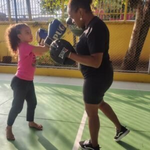 Aulas de Boxe e Muay Thai fortalecem crianças e adolescentes no Instituto Brasil + Social